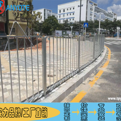 东莞交通设施护栏批发 路中镀锌栏杆 白色甲型护栏定制